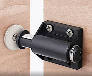 Loqueteau magnétique push